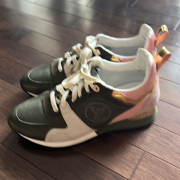 Louis Vuitton run away sneaker size 8.5 ladies - Picture 2 of 6